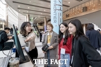  '정주영 창업경진대회' 데모데이 둘러보는 참관객 [포토]