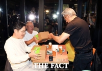  '치맥 깐부' 이재용-정의선 회장에게 선물 전달하는 젠슨 황 CEO [TF사진관]