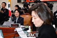  'APEC 주간 효과?'...웃으며 시작하는 법사위 국정감사 [TF사진관]