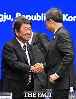  日 외무대신과 인사 나누는 조현 외교부 장관 [포토]