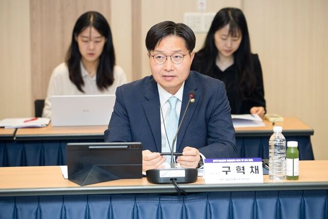 구혁채 과학기술정보통신부 제1차관이 31일 서울 과학기술자문회의에서 열린 한-EU 과학기술 및 디지털 협력 간담회에서 우고 아스투토 주한유럽연합(EU) 대사와 만나 양국 협력 방안을 논의했다. /과학기술정보통신부