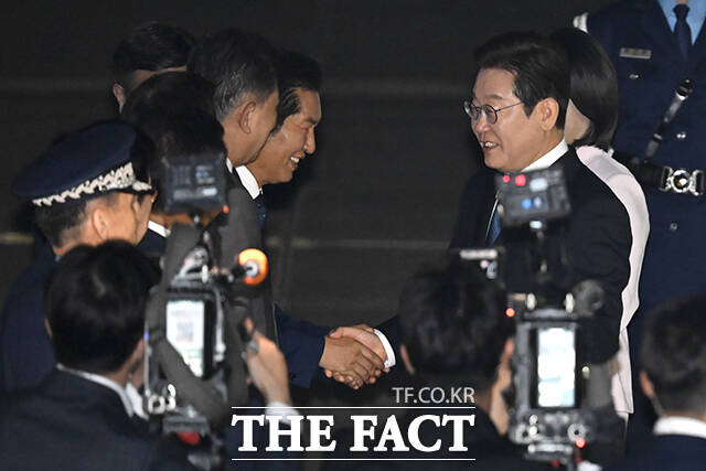 한일·한미 정상회담 일정을 마친 이재명 대통령과 김혜경 여사가 지난 8월 28일 경기도 성남시 서울공항에 도착해 정청래 더불어민주당 대표와 인사하고 있다. /더팩트 DB