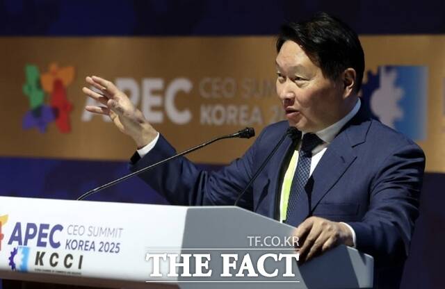 31일 경북 경주예술의전당에서 열린 아시아태평양경제협의체(APEC) CEO 서밋 폐회식 및 인계식(Handover Ceremony)에서 최태원 SK그룹 회장 겸 대한상공회의소 회장이 폐회사를 하고 있다. /뉴시스