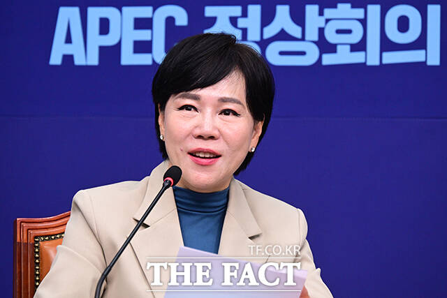 전현희 최고위원(왼쪽)이 발언에 앞서 '코스피 4100' 지수를 알리며 미소짓고 있다.