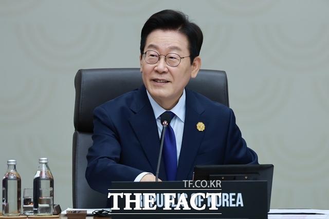 이재명 대통령이 31일 오전 경주 화백컨벤션센터에서 주재한 2025 APEC 정상회의 첫 세션에서 발언하고 있다. /APEC 2025 KOREA & 연합뉴스