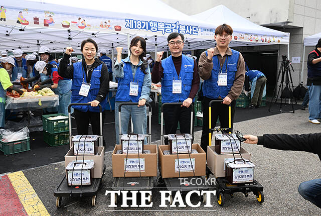 배우 박하선(왼쪽에서 첫 번째)과 임기근 기획재정부 제2차관(왼쪽에서 두 번째)이 31일 오전 서울 강서구 강서노인종합복지관에서 열린 취약계층을 위한 김장김치 나눔 봉사활동에 참석해 기념촬영을 하고 있다. /박헌우 기자