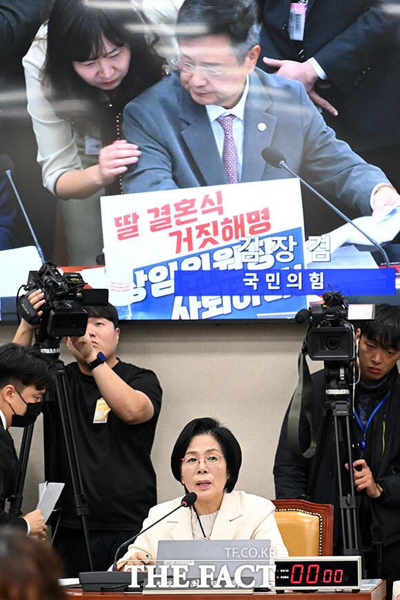 최민희 방지법 등의 실제 입법 가능성은 희박하다는 관측이 우세하다. 사진은 최민희 국회 과학기술정보방송통신위원회 위원장이 지난달 29일 오전 서울 여의도 국회에서 열린 과방위 종합감사에서 발언하고 있는 모습. /남용희 기자