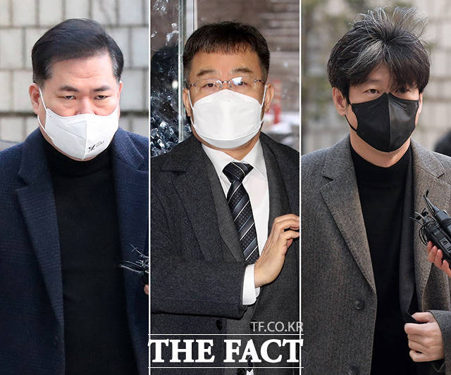 대장동 개발 사업 로비 특혜 의혹을 받는 유동규 전 성남도시개발공사 본부장, 김만배 씨, 남욱 변호사(왼쪽부터)가 25일 오전 서울 서초구 서울지방법원에서 열리는 속행공판에 출석하고 있다. /이선화 기자