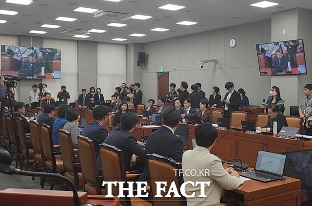 민주당과 국민의힘은 지난달 29일 국회에서 열린 운영위원회 전체회의에서 김현지 실장의 국정감사 증인 출석 여부를 두고 충돌했다. /이태훈 기자