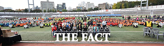 오세훈 서울시장(앞줄 가운데)을 비롯한 관계자들과 어르신들이 기념 촬영을 하고 있다.