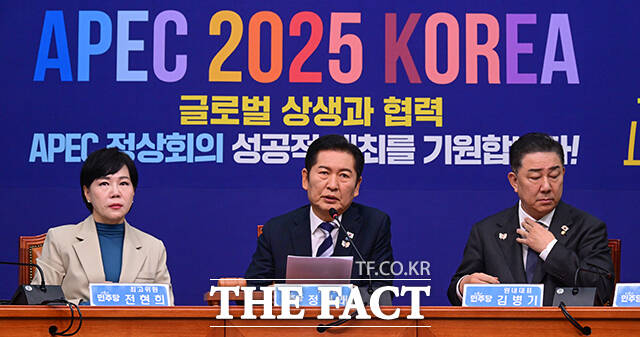 전현희 최고위원(왼쪽)이 발언에 앞서 '코스피 4100' 지수를 알리며 미소짓고 있다.