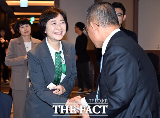 이스란 보건복지부 제1차관(가운데)이 31일 오후 서울 중구 롯데호텔 서울에서 열린 '2025 제1차 민·관 사회공헌 포럼'에 참석해 기념촬영하고 있다. 왼쪽부터 박상헌 한국청과 대효이사, 이 차관, 김성이 한국사회복지협의회장.