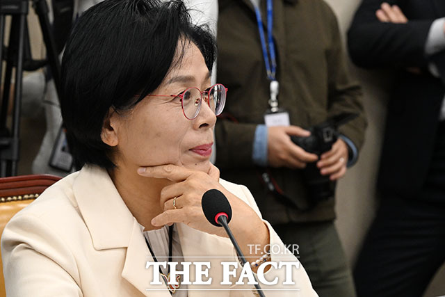 더불어민주당 소속 최민희 국회 과학기술정보방송통신위원회 위원장이 지난 29일 오전 서울 여의도 국회에서 열린 과학기술정보통신부 등에 대한 종합감사에서 의원 질의를 듣고 있다. /남용희 기자