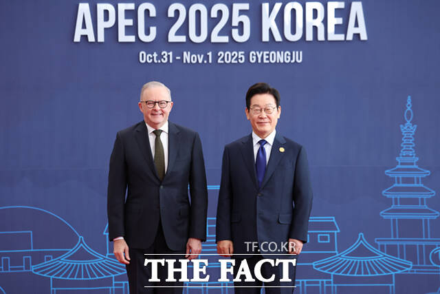 이재명 대통령이 31일 경주화백컨벤션센터(HICO)에서 열린 2025 아시아태평양경제협력체(APEC) 정상회의에 참석한 앤서니 앨버니지 호주 총리를 맞이하고 있다. /APEC 2025 KOREA & 연합뉴스
