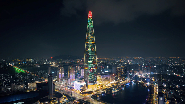 롯데물산은 서울시가 주최한 제14회 서울시 좋은빛상 공모전에서 롯데월드타워의 미디어파사드 시그니처 콘텐츠가 우수상을 수상했다고 31일 밝혔다. /롯데물산