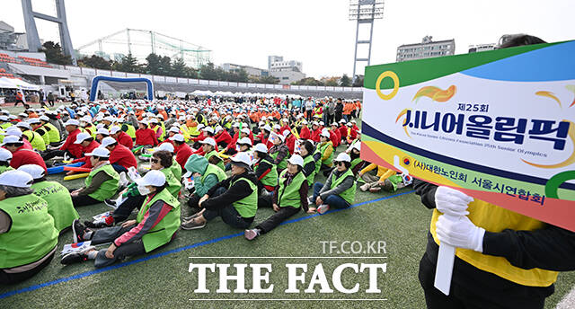 옹기종기 모여 앉은 어르신들.