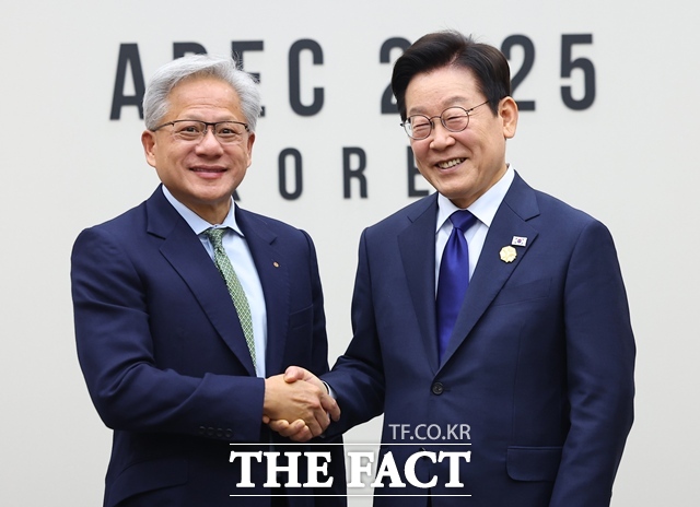 이재명 대통령이 31일 경북 경주화백컨벤션센터에서 젠슨 황 엔비디아 최고경영자를 접견하고 악수하고 있다. /APEC 2025 KOREA & 연합뉴스