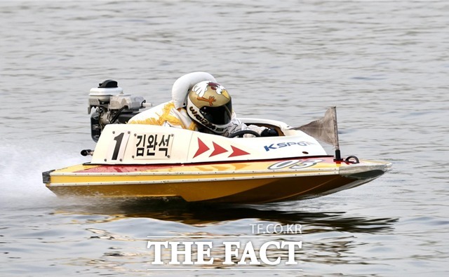 가장 먼저 결승선을 향해 달려오고 있는 김완석./국민체육진흥공단