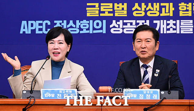 전현희 최고위원(왼쪽)이 발언에 앞서 '코스피 4100' 지수를 알리며 미소짓고 있다.