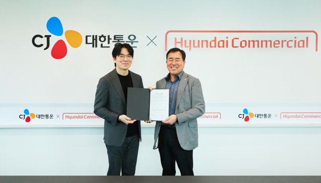 김재완 현대커머셜 산업금융본부장(왼쪽)과 최갑주 CJ대한통운 더운반그룹장이 현대커머셜 본사에서 진행한 협약식에서 기념 촬영을 하고 있다. /CJ대한통운