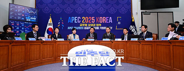 전현희 최고위원(왼쪽)이 발언에 앞서 '코스피 4100' 지수를 알리며 미소짓고 있다.