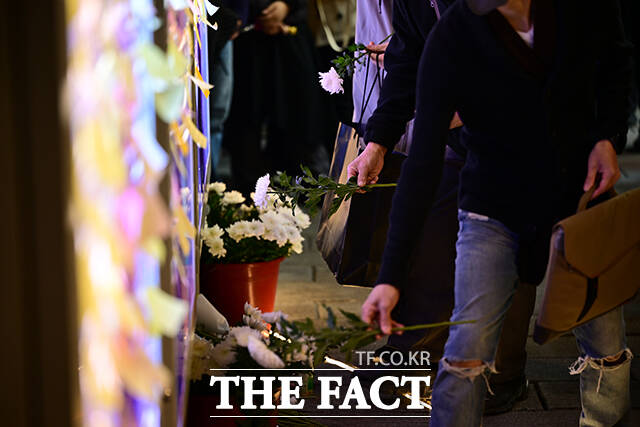 이태원 참사 3주기인 지난 29일 오후 서울 용산구 이태원동 10·29 기억과 안전의 길을 찾은 추모객들이 헌화하고 있다. /남윤호 기자