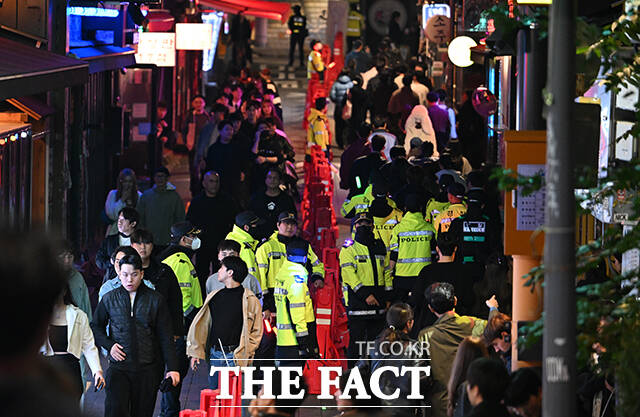 핼러윈 데이인 31일 오후 서울 용산구 이태원 세계음식문화거리가 시민들로 북적이고 있다. /박헌우 기자