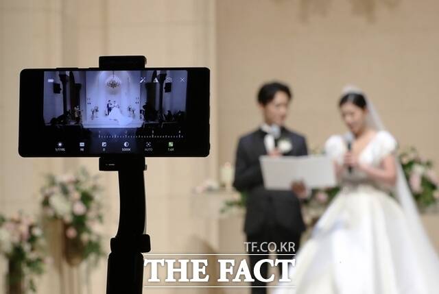 더불어민주당 소속 최민희 국회 과방위원장이 국정감사 기간 중 국회에서 딸 결혼식을 열고 피감기관으로부터 화환과 축의금을 받은 사실이 알려지면서, 정치인 축의금과 관련된 법적 공백이 지적되고 있다. 사진은 기사와 무관. /뉴시스