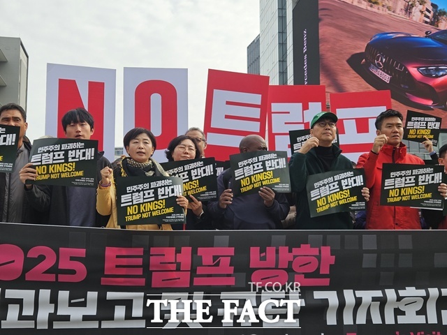 경주 아시아태평양경제협력체(APEC) 정상회의가 개막한 가운데 2025 APEC 반대 국제민중행동 조직위원회(국제민중행동)는 31일 오전 서울 종로구 주한 미국대사관 앞에서 기자회견을 열고 이재명 정부는 한미 투자·관세 협정을 폐기하고 전면 재협상해야 한다고 촉구했다. /이다빈 기자