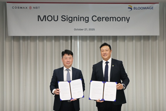 지난 27일 코스맥스 판교사옥에서 열린 MOU체결식에서 김남중 코스맥스엔비티 대표(왼쪽)와 쪼우쏭옌 블루메이지 부사장이 기념사진을 찍고 있다. /코스맥스엔비티