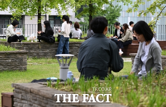 교육부와 한국대학교육협의회(대교협)는 31일 4년제 일반 및 교육대학 193개교, 전문대학 129개교 등 총 322개교를 대상으로 한 2025년 10월 대학정보공시 분석 결과를 발표했다. 사진은 서울의 한 대학 캠퍼스./장윤석 기자