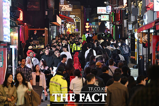 핼러윈 데이인 31일 오후 서울 용산구 이태원 세계음식문화거리가 시민들로 북적이고 있다. /박헌우 기자
