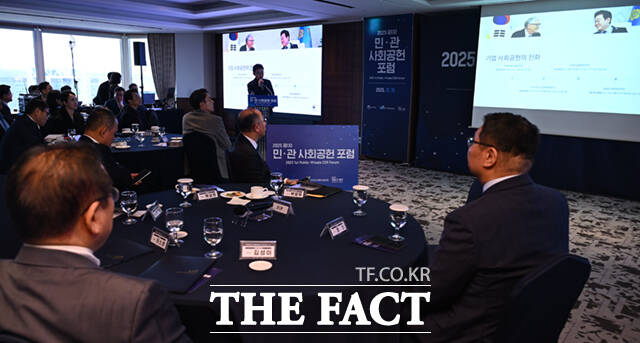 이스란 보건복지부 제1차관(가운데)이 31일 오후 서울 중구 롯데호텔 서울에서 열린 '2025 제1차 민·관 사회공헌 포럼'에 참석해 기념촬영하고 있다. 왼쪽부터 박상헌 한국청과 대효이사, 이 차관, 김성이 한국사회복지협의회장.