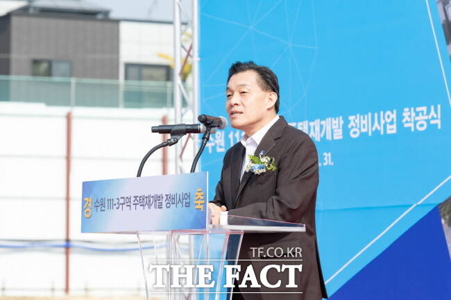 이재준 수원시장이 31일 111-3구역 현장에서 열린 착공식에서 인사말을 하고 있다. /수원시