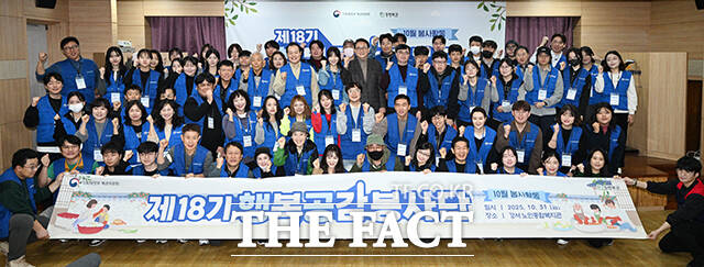 배우 박하선(왼쪽에서 첫 번째)과 임기근 기획재정부 제2차관(왼쪽에서 두 번째)이 31일 오전 서울 강서구 강서노인종합복지관에서 열린 취약계층을 위한 김장김치 나눔 봉사활동에 참석해 기념촬영을 하고 있다. /박헌우 기자