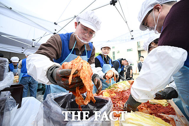 배우 박하선(왼쪽에서 첫 번째)과 임기근 기획재정부 제2차관(왼쪽에서 두 번째)이 31일 오전 서울 강서구 강서노인종합복지관에서 열린 취약계층을 위한 김장김치 나눔 봉사활동에 참석해 기념촬영을 하고 있다. /박헌우 기자