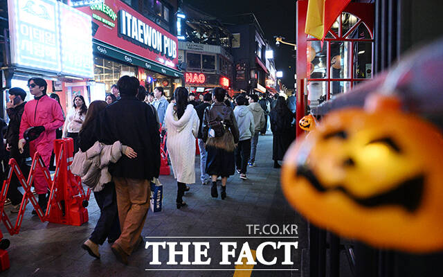 핼러윈 데이인 31일 오후 서울 용산구 이태원 세계음식문화거리가 시민들로 북적이고 있다. /박헌우 기자