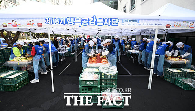 배우 박하선(왼쪽에서 첫 번째)과 임기근 기획재정부 제2차관(왼쪽에서 두 번째)이 31일 오전 서울 강서구 강서노인종합복지관에서 열린 취약계층을 위한 김장김치 나눔 봉사활동에 참석해 기념촬영을 하고 있다. /박헌우 기자