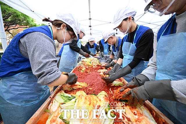배우 박하선(왼쪽에서 첫 번째)과 임기근 기획재정부 제2차관(왼쪽에서 두 번째)이 31일 오전 서울 강서구 강서노인종합복지관에서 열린 취약계층을 위한 김장김치 나눔 봉사활동에 참석해 기념촬영을 하고 있다. /박헌우 기자