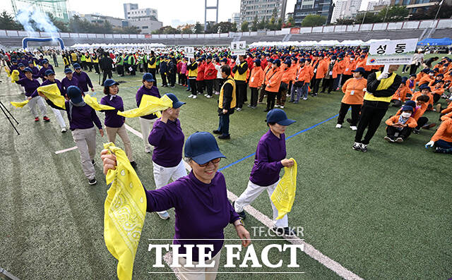 알록달록 팀복을 입은 어르신들이 입장하고 있다.