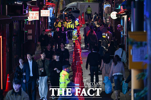 핼러윈 데이인 31일 오후 서울 용산구 이태원 세계음식문화거리가 시민들로 북적이고 있다. /박헌우 기자