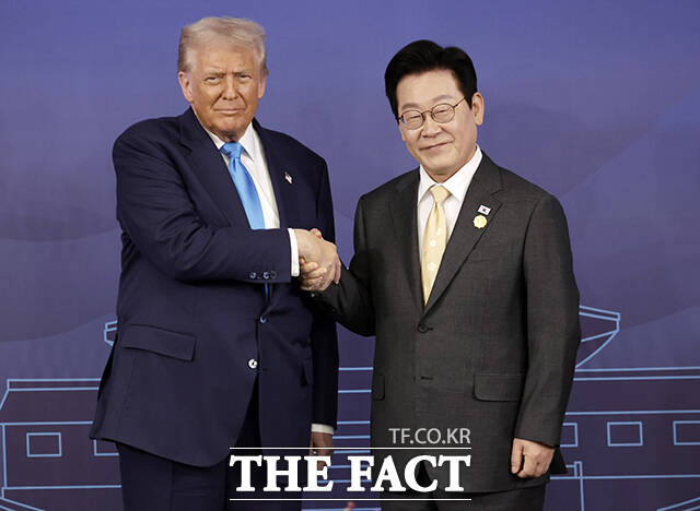 이재명 대통령과 도널드 트럼프 미국 대통령이 지난달 29일 경북 경주 국립경주박물관에서 열린 한·미 정상회담에 참석해 악수를 하고 있다. /APEC 2025 KOREA & 연합뉴스