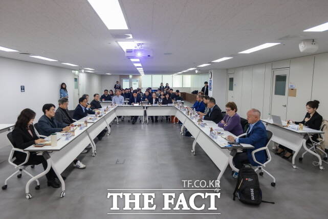 31일 2027 충청유니버시아드대회 조직위원회와 국제대학스포츠연맹(FISU)과 국제기술위원회(ITC) 관계자들이 현장점검을 위한 오프닝회의를 하고 있다. /조직위