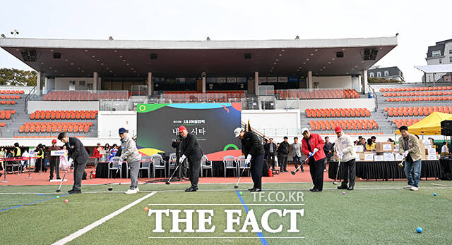오세훈 서울시장(왼쪽에서 네 번째)을 비롯한 내빈들이 시타를 하고 있다.