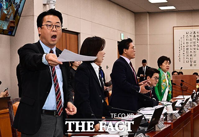 국회 법제사법위원회는 국정감사 마지막 날까지 정쟁으로 얼룩졌다. 사진은 추미애 국회 법제사법위원장이 지난달 16일 국회에서 열린 감사원에 대한 국정감사에서 정회를 선언하자 국민의힘 의원들이 항의하는 모습. /배정한 기자