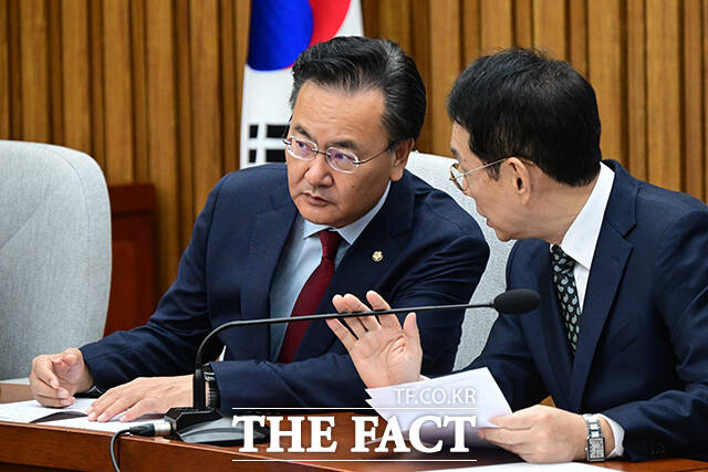 유상범 국민의힘 원내운영수석부대표(왼쪽)와 김도읍 정책위의장.