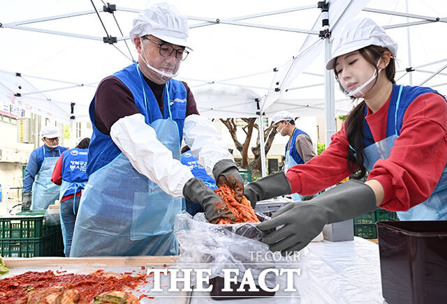 배우 박하선(왼쪽에서 첫 번째)과 임기근 기획재정부 제2차관(왼쪽에서 두 번째)이 31일 오전 서울 강서구 강서노인종합복지관에서 열린 취약계층을 위한 김장김치 나눔 봉사활동에 참석해 기념촬영을 하고 있다. /박헌우 기자