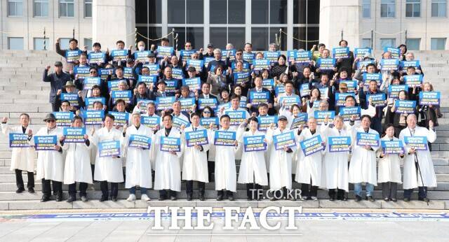 이학수 정읍시장과 국회의원, 전국 동학농민혁명 단체 관계자, 학계 전문가들이 31일 동학농민혁명의 명칭과 정신의 헌법 전문 명시를 촉구하기 위해 국회에서 토론회를 개최하고 공동선언문을 낭독했다. /정읍시