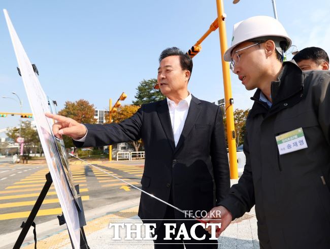 김성제 의왕시장이 30일 초평지구 송부로 연결도로 임시 개통 현장을 점검했다. /의왕시