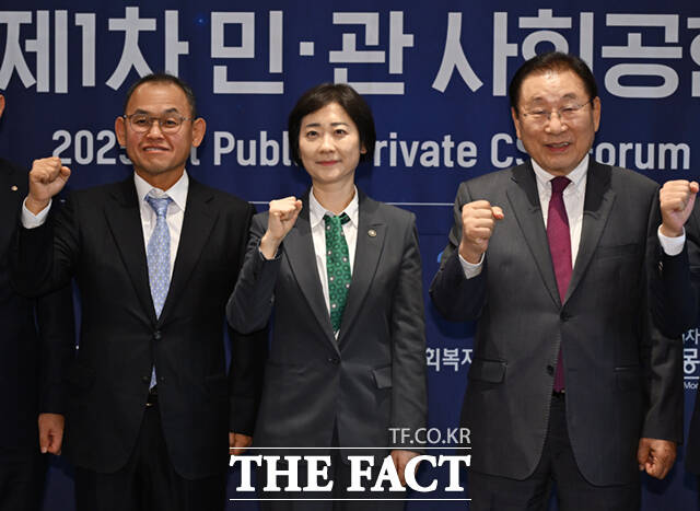 이스란 보건복지부 제1차관(가운데)이 31일 오후 서울 중구 롯데호텔 서울에서 열린 '2025 제1차 민·관 사회공헌 포럼'에 참석해 기념촬영하고 있다. 왼쪽부터 박상헌 한국청과 대효이사, 이 차관, 김성이 한국사회복지협의회장.